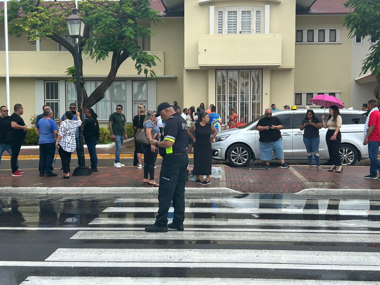 Taxistanan No Ta Contento Cu Decision Di Minister Ursell Arends A Presenta Un Maneho Y Ta Duna Espacio Di 2 Luna Pa Taxista Ahusta Cambionan Na Nan Vehiculo 168 Taxistanan Ta Rabia 11