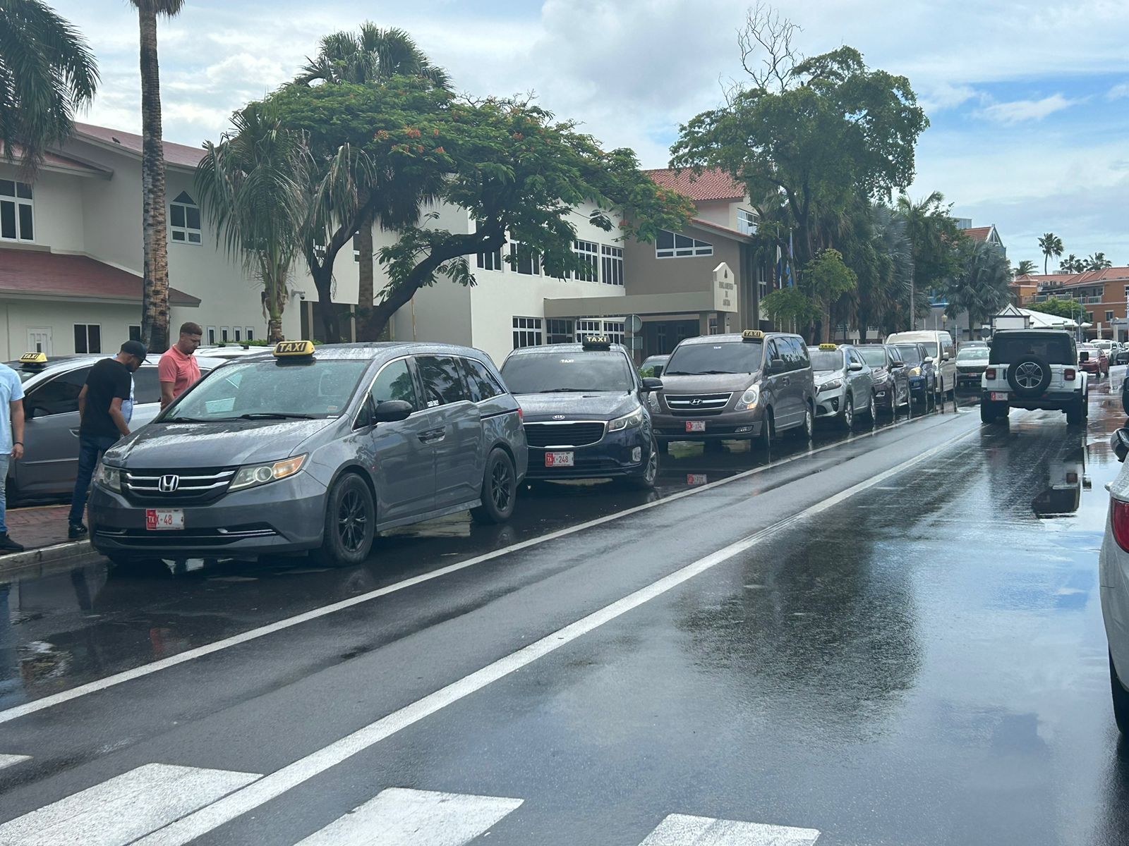 Taxistanan No Ta Contento Cu Decision Di Minister Ursell Arends A Presenta Un Maneho Y Ta Duna Espacio Di 2 Luna Pa Taxista Ahusta Cambionan Na Nan Vehiculo 169 Taxistanan Ta Rabia 12