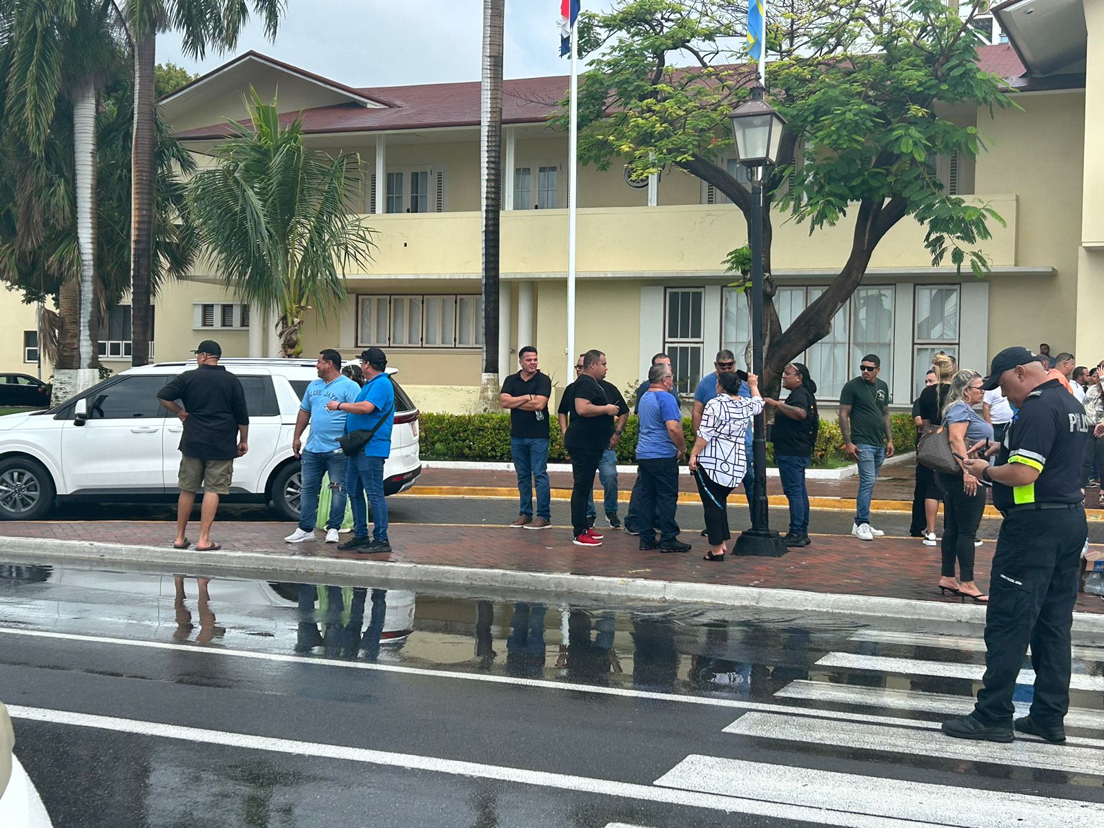 Taxistanan No Ta Contento Cu Decision Di Minister Ursell Arends A Presenta Un Maneho Y Ta Duna Espacio Di 2 Luna Pa Taxista Ahusta Cambionan Na Nan Vehiculo 170 Taxistanan Ta Rabia 15
