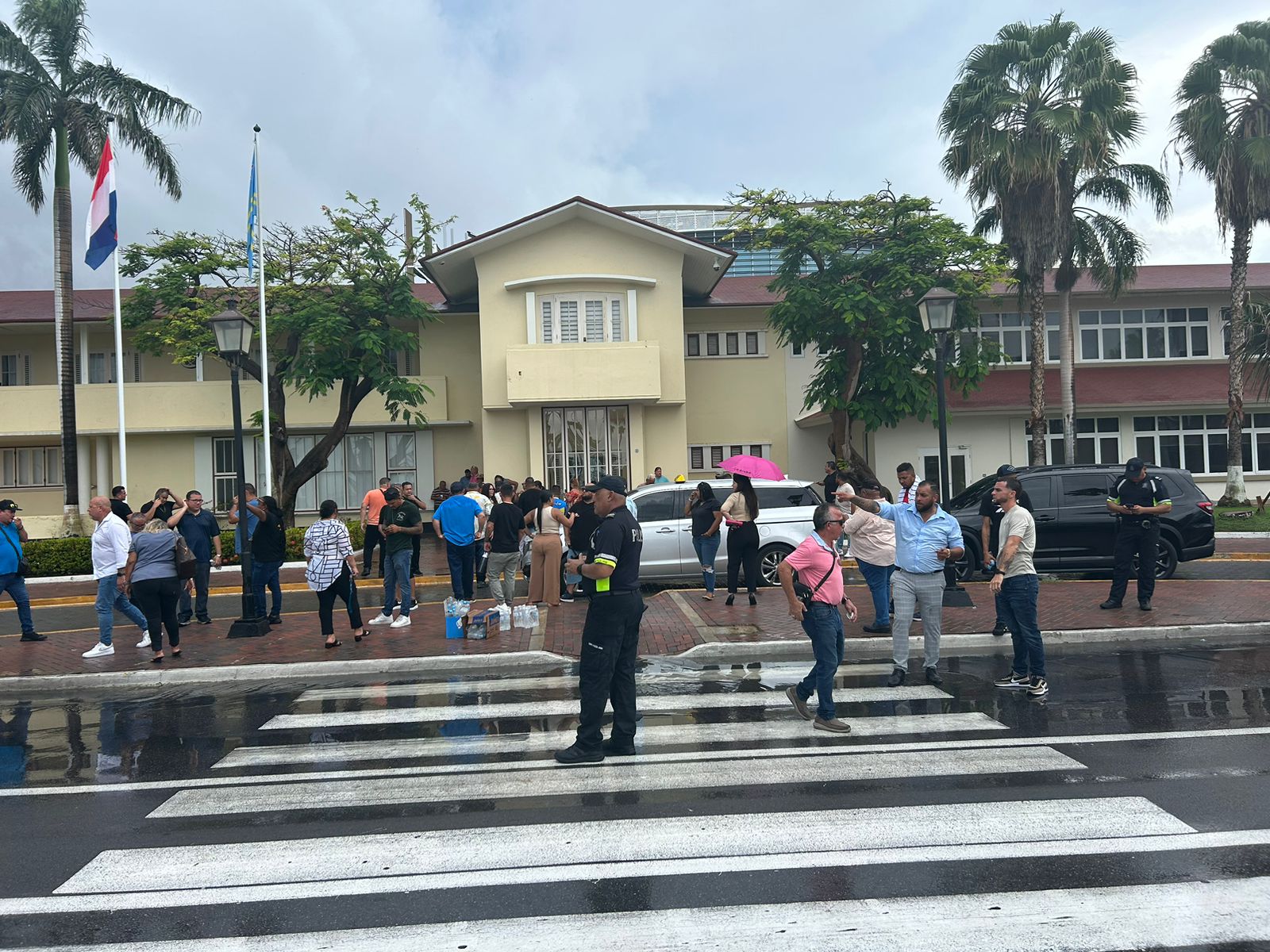 Taxistanan No Ta Contento Cu Decision Di Minister Ursell Arends A Presenta Un Maneho Y Ta Duna Espacio Di 2 Luna Pa Taxista Ahusta Cambionan Na Nan Vehiculo 171 Taxistanan Ta Rabia 16