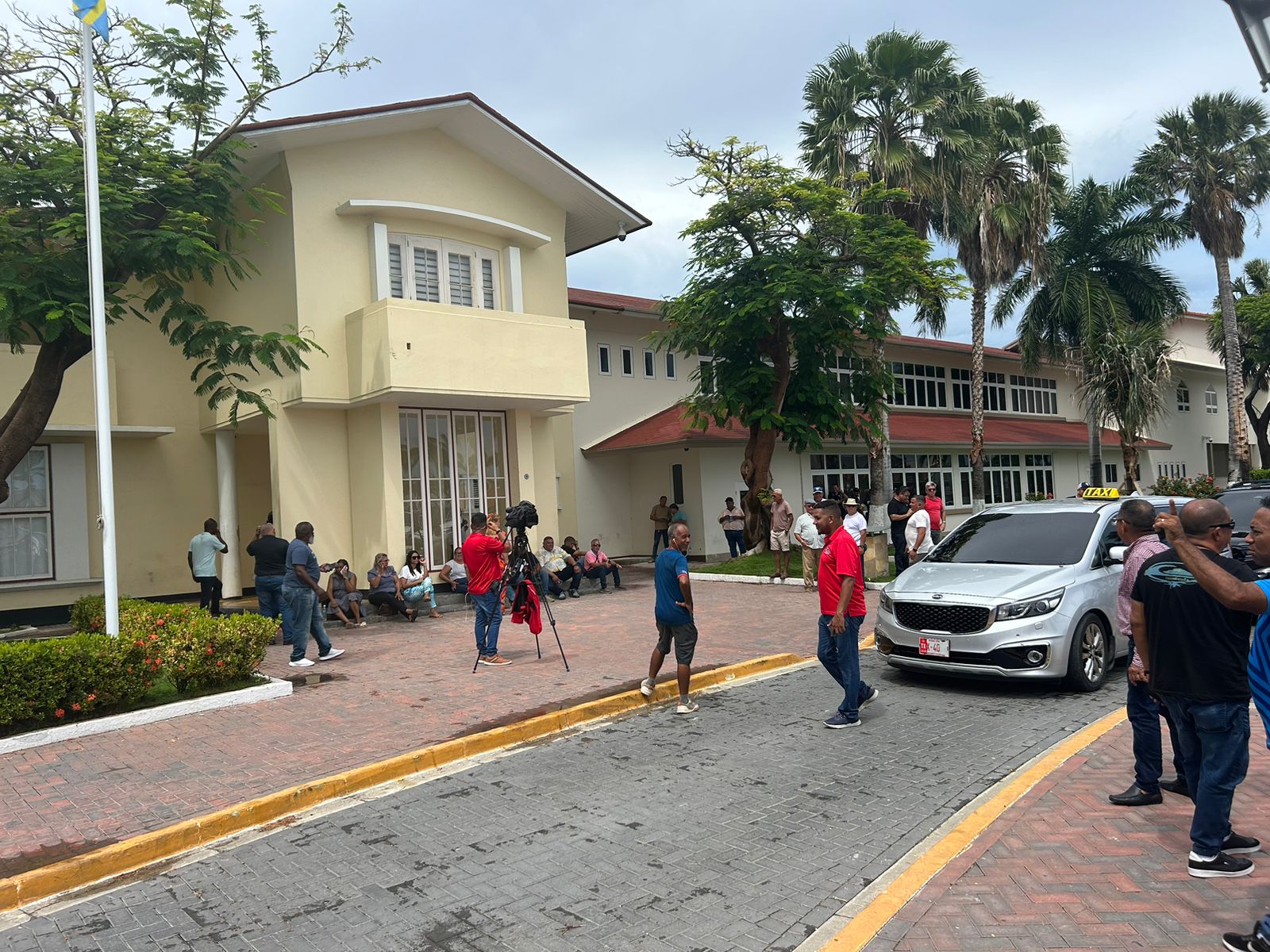 Taxistanan No Ta Contento Cu Decision Di Minister Ursell Arends A Presenta Un Maneho Y Ta Duna Espacio Di 2 Luna Pa Taxista Ahusta Cambionan Na Nan Vehiculo 161 Taxistanan Ta Rabia 4