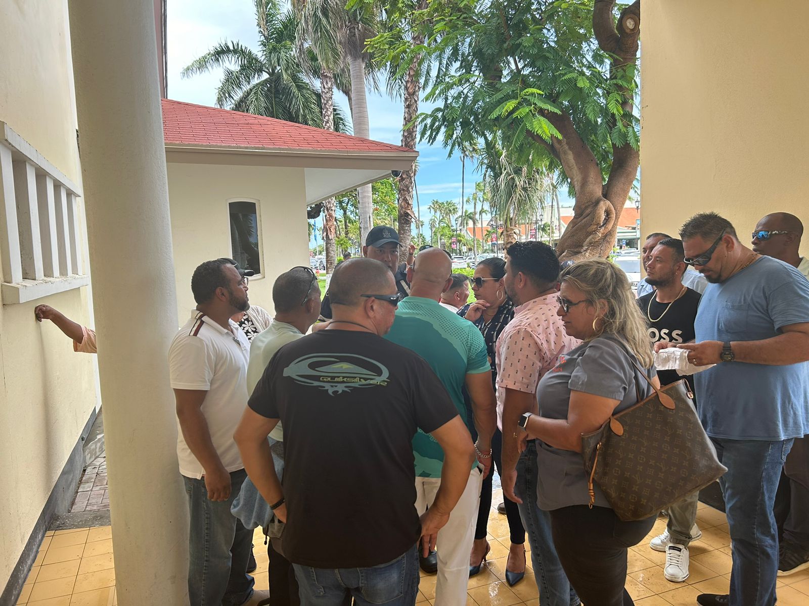 Taxistanan No Ta Contento Cu Decision Di Minister Ursell Arends A Presenta Un Maneho Y Ta Duna Espacio Di 2 Luna Pa Taxista Ahusta Cambionan Na Nan Vehiculo 162 Taxistanan Ta Rabia 5