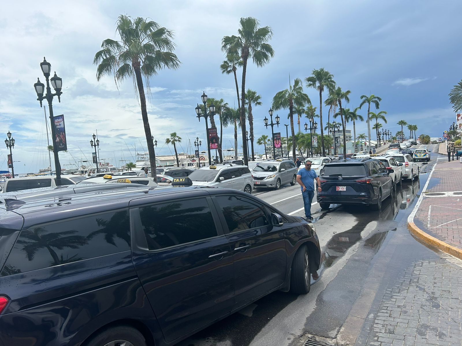 Taxistanan No Ta Contento Cu Decision Di Minister Ursell Arends A Presenta Un Maneho Y Ta Duna Espacio Di 2 Luna Pa Taxista Ahusta Cambionan Na Nan Vehiculo 163 Taxistanan Ta Rabia 6