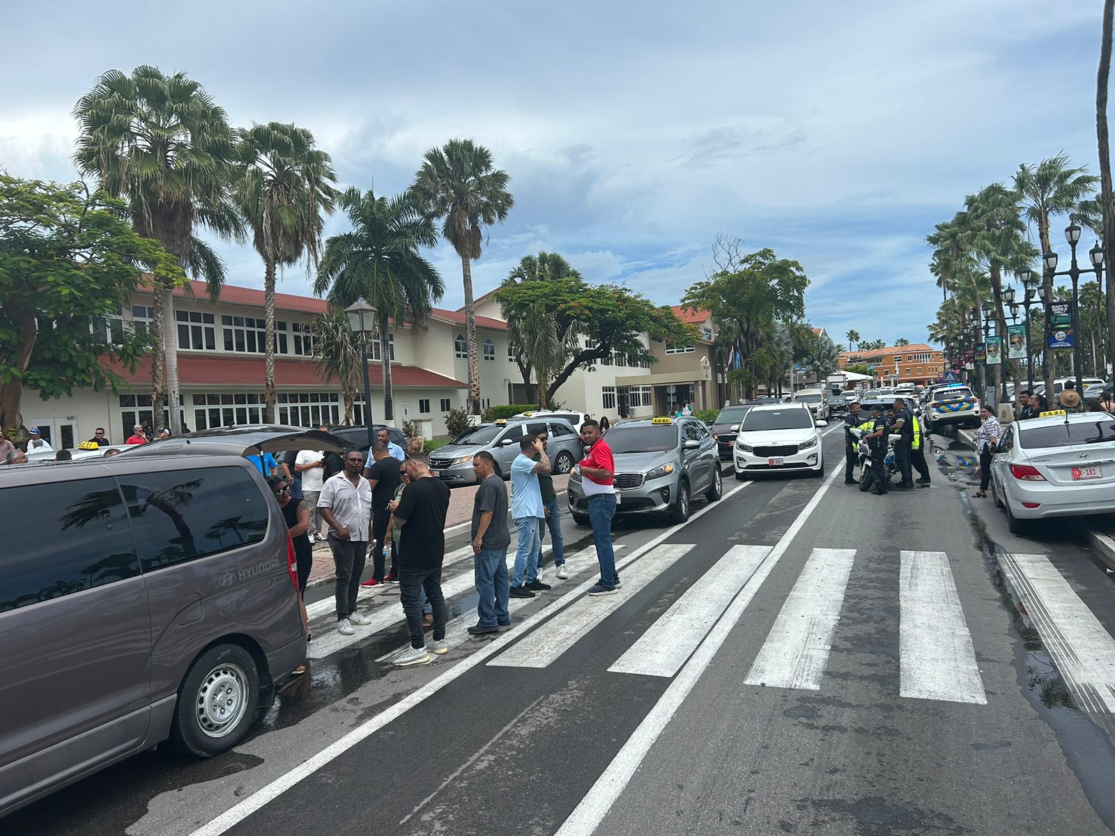 Taxistanan No Ta Contento Cu Decision Di Minister Ursell Arends A Presenta Un Maneho Y Ta Duna Espacio Di 2 Luna Pa Taxista Ahusta Cambionan Na Nan Vehiculo 165 Taxistanan Ta Rabia 8