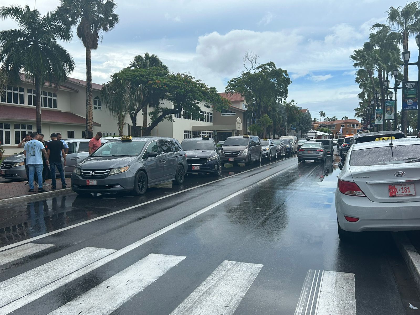 Taxistanan No Ta Contento Cu Decision Di Minister Ursell Arends A Presenta Un Maneho Y Ta Duna Espacio Di 2 Luna Pa Taxista Ahusta Cambionan Na Nan Vehiculo 166 Taxistanan Ta Rabia 9