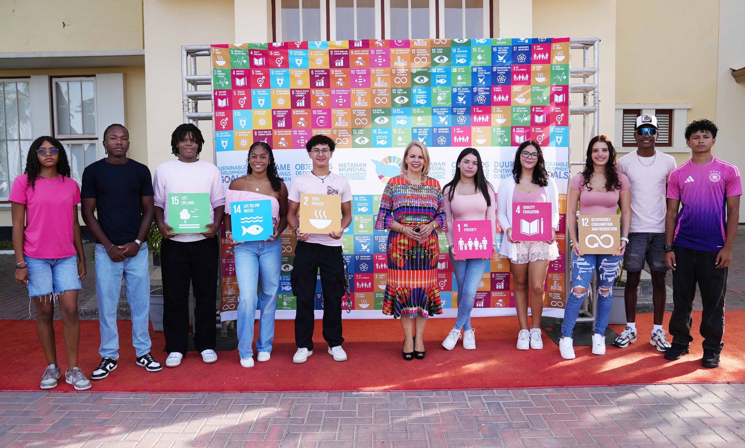 Prome Minister A Mustra Su Compromiso Cu Metanan Di Desaroyo Sostenibel Hisando E Bandera Cu Ta Representa E 17 Metanan 160 Sdg Flag Day 1 5 Scaled