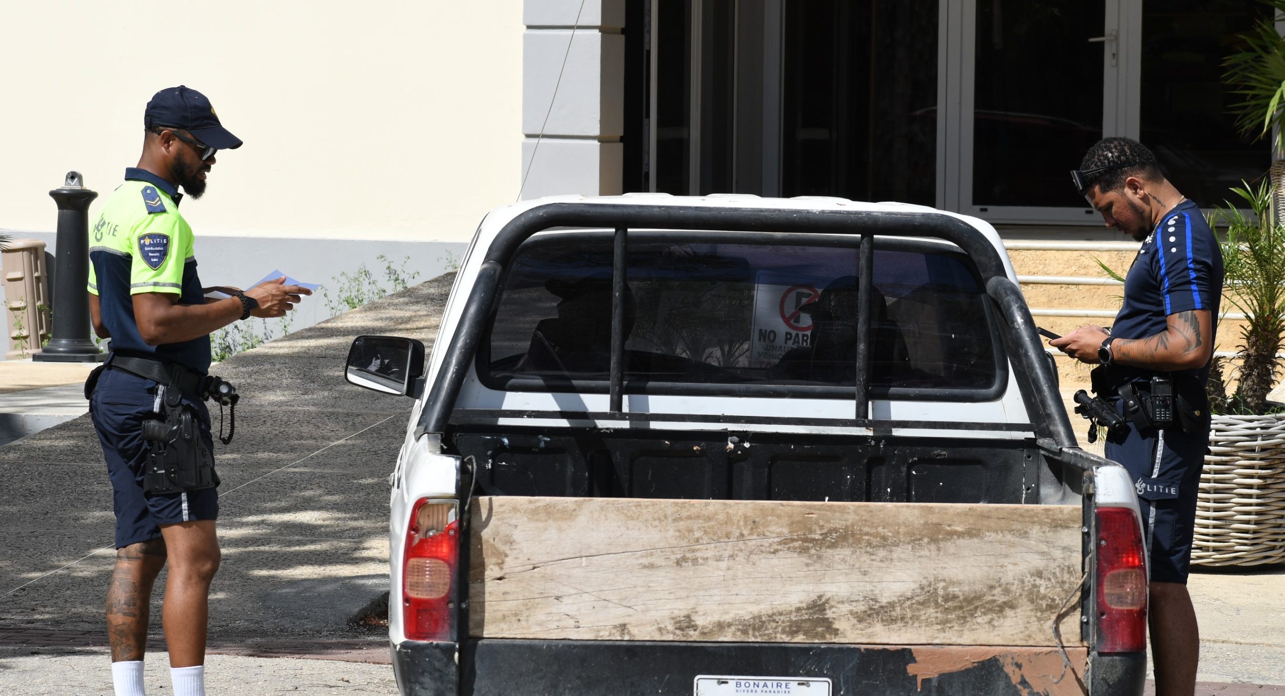 Op Bonaire : Actie Tegen Foutgeparkeerde Auto'S In Het Centrumgebied 162 Polis Boneiro 2 Scaled