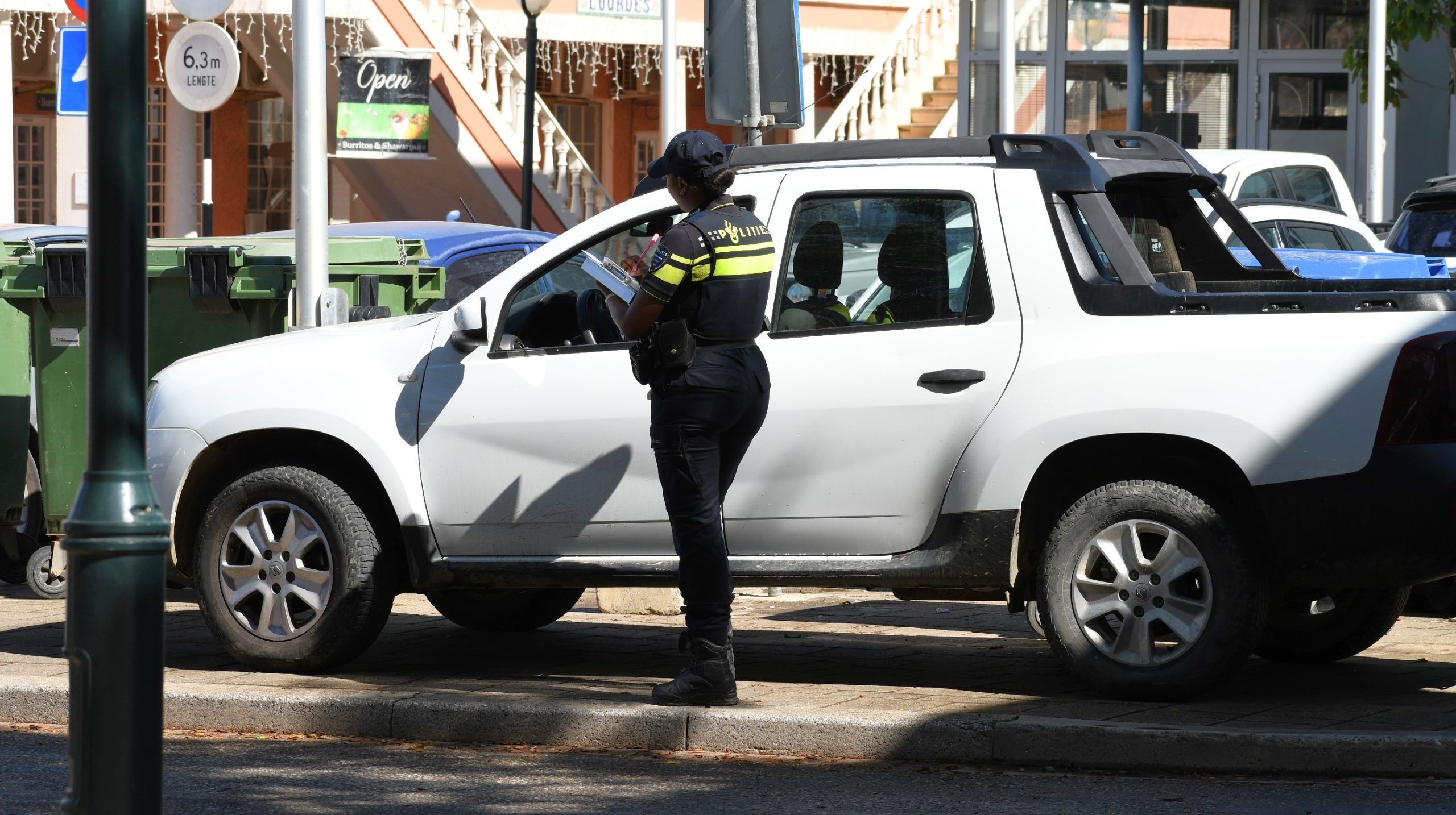 Op Bonaire : Actie Tegen Foutgeparkeerde Auto'S In Het Centrumgebied 160 Polis Boneiro 4 Scaled