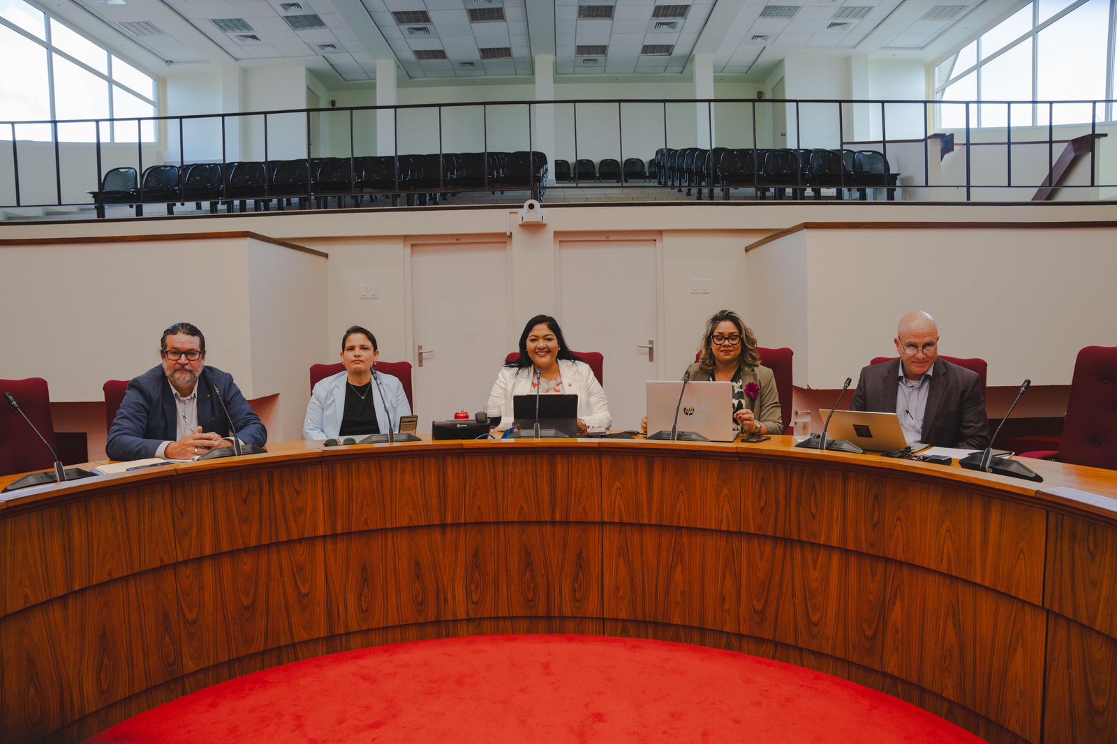 Minister Maduro Di Finansa A Duna Un Update Na E Comision Financiero Di Parlamento 161 Update Na E Comision Financiero Di Parlamento 01
