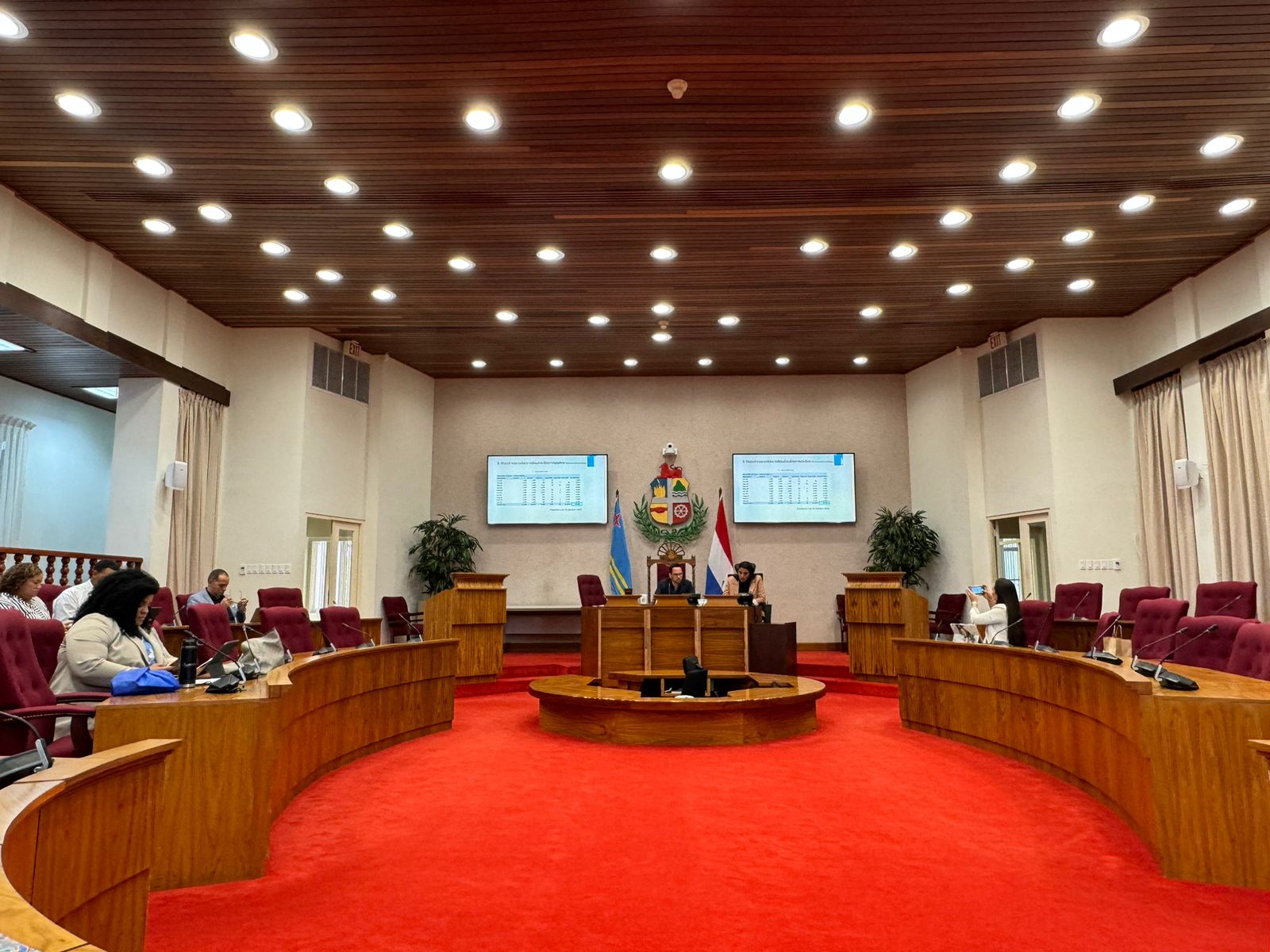 Minister Maduro Di Finansa A Duna Un Update Na E Comision Financiero Di Parlamento 160 Update Na E Comision Financiero Di Parlamento 02