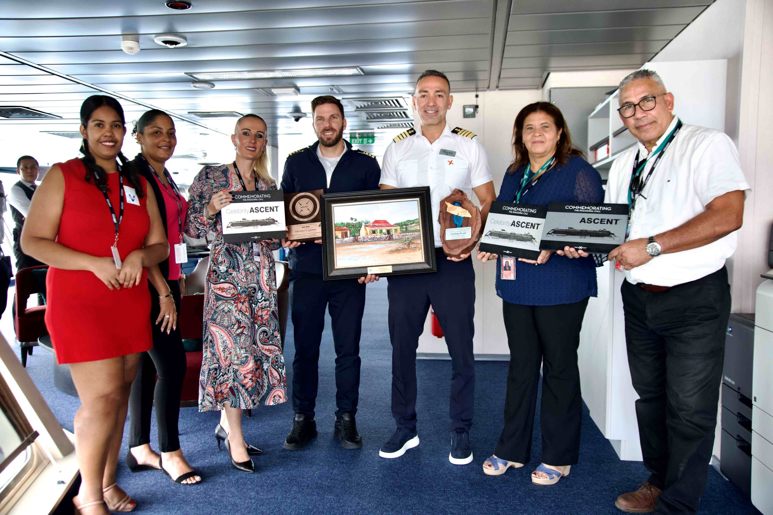 Aruba A Yama Bonbini Na Barco Crucero Celebrity Ascent ‘A Conmemora E Prome Bishita Cu Intercambio Di Plakaat’ 163 Apa 1 Scaled
