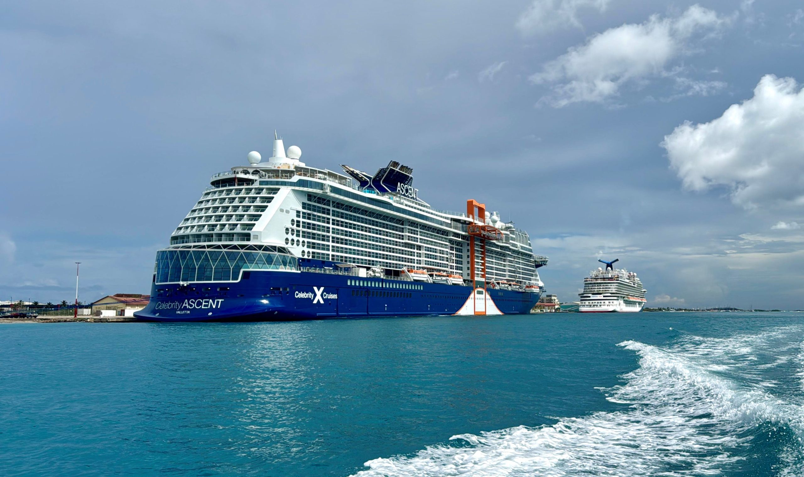 Aruba A Yama Bonbini Na Barco Crucero Celebrity Ascent ‘A Conmemora E Prome Bishita Cu Intercambio Di Plakaat’ 161 Apa 4 Scaled
