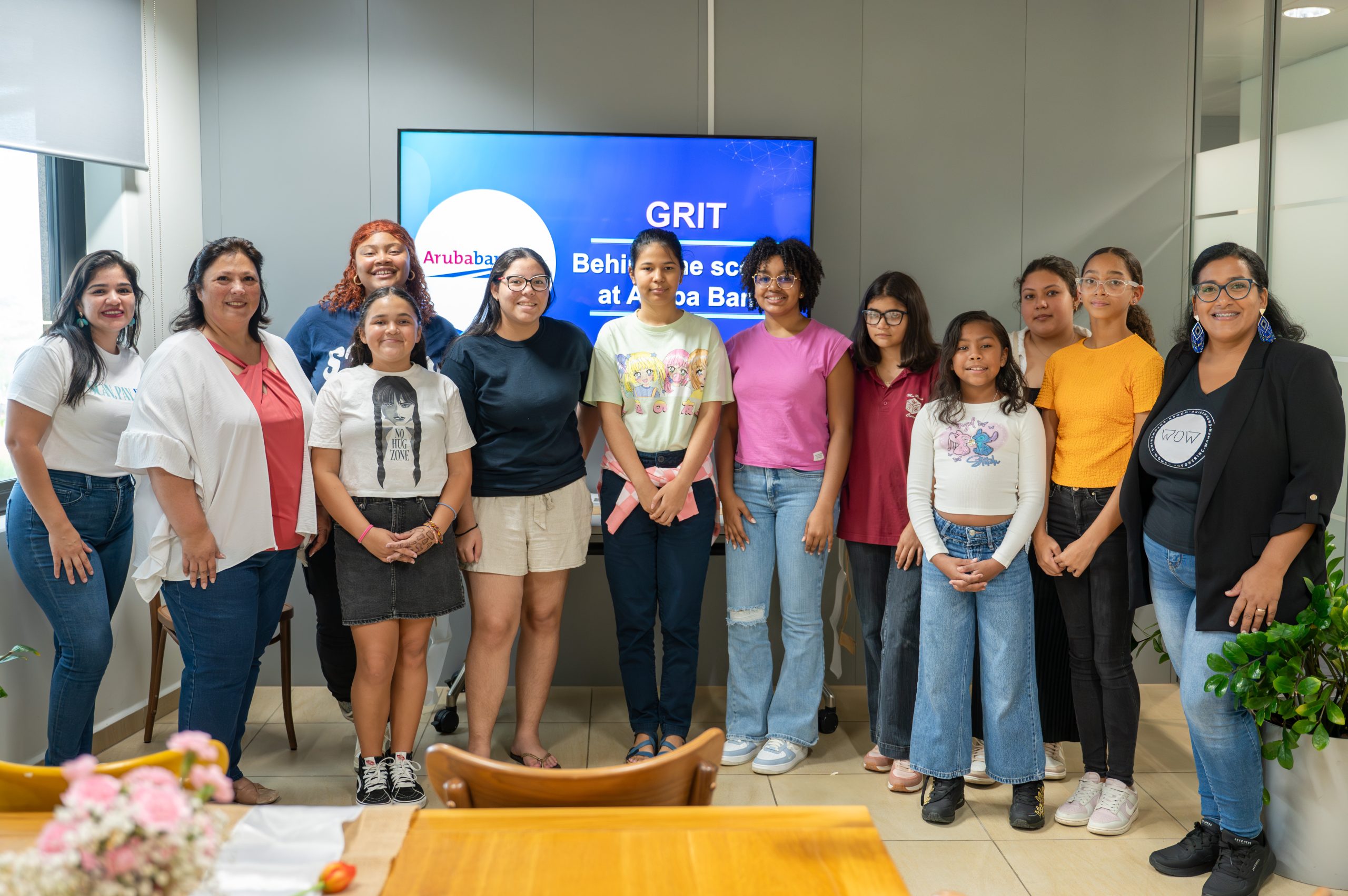 Aruba Bank Ta Organisa Un ‘Behind-The-Scenes’ Sesion Pa Ganadornan Entre Participantenan Di Grit Seminar 161 Aruba Bank 1 2 Scaled