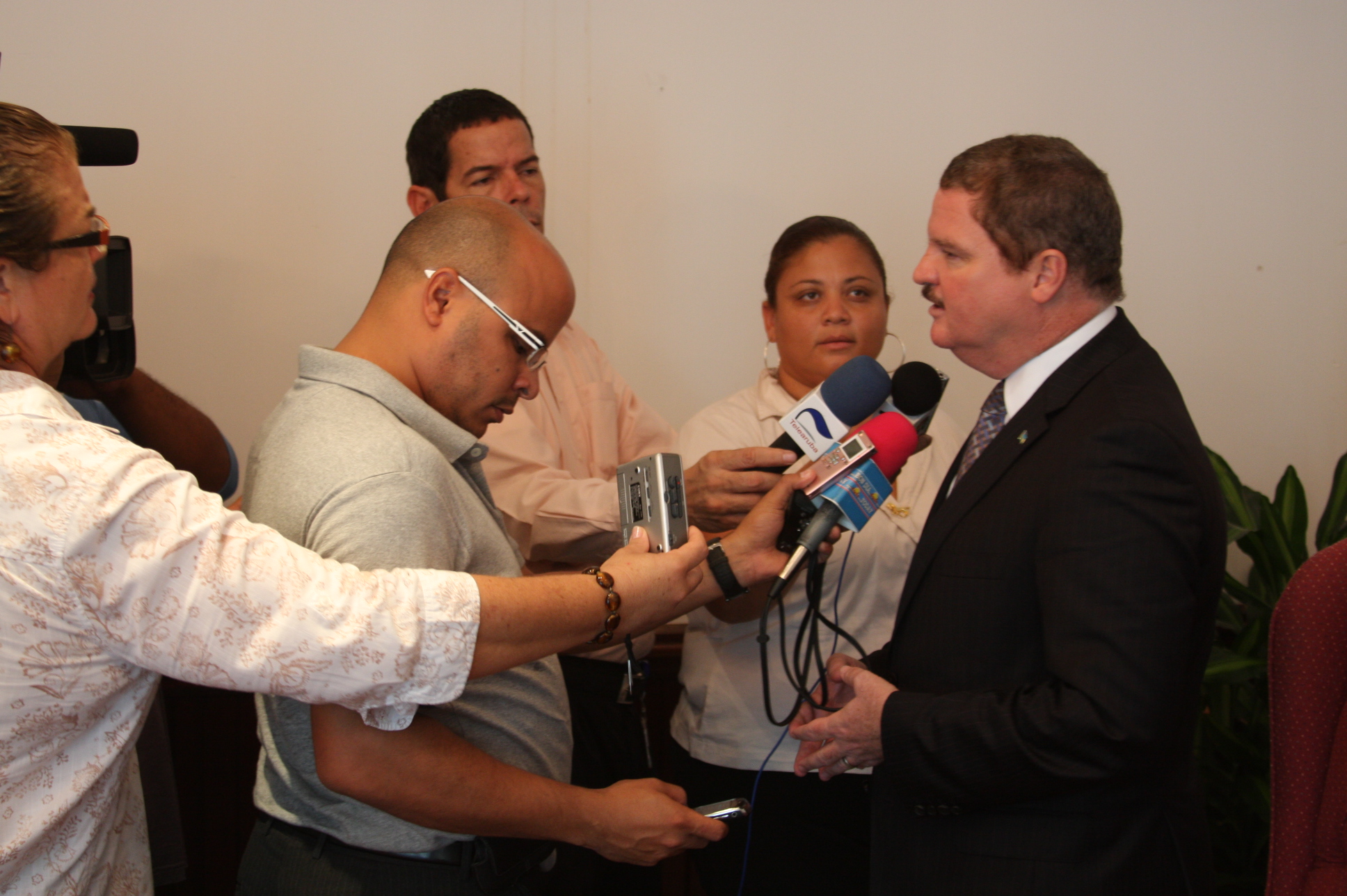 Eanews Ta Felicita Tur Hende Homber Riba Nan Dia Principalmente Esnan Den Media Felis ”Internacional Men'S Day (Imd) “ 166 Dia Di Hende Homber 2