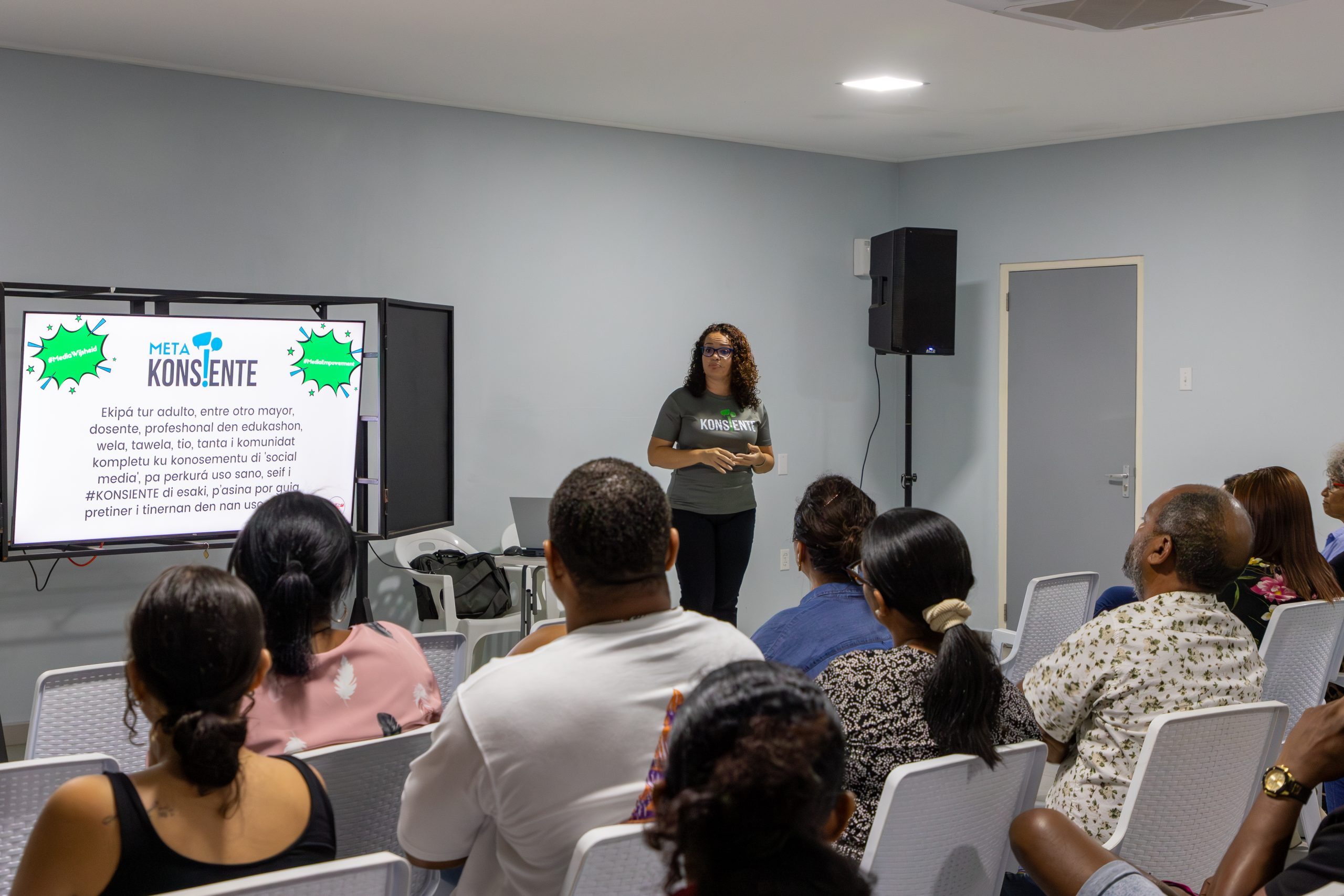 Riba Petishon Un Biaha Mas Charla Pa Mayornan Tokante Uso Seif Di Medionan Sosial Serka Mucha 160 Charla Social Medio Di Comunicacion 1 Scaled