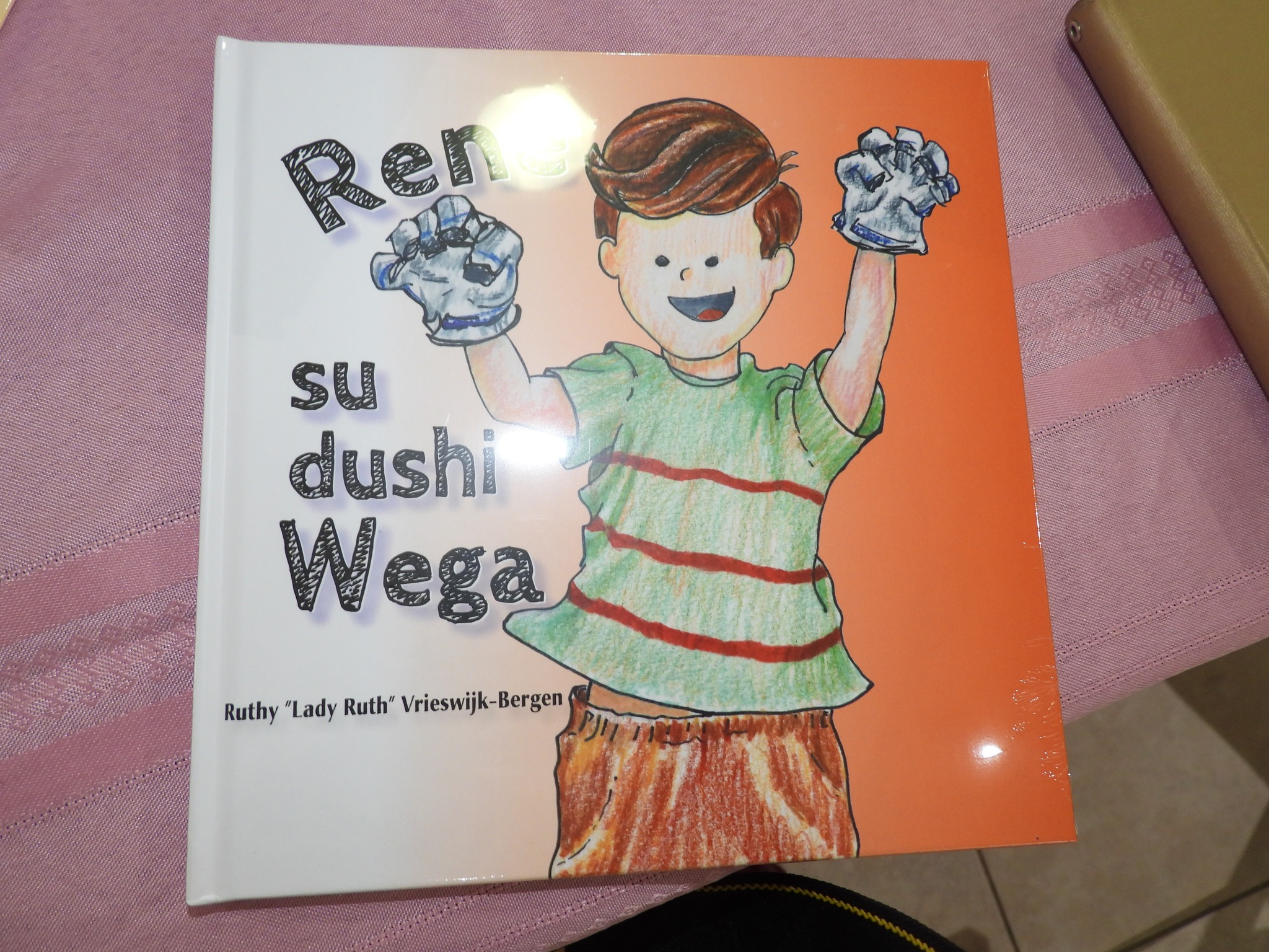 Autor Y Poeita Rutty Vrieswijk Bergen A Presenta Su Prome Buki Pa Mucha 3