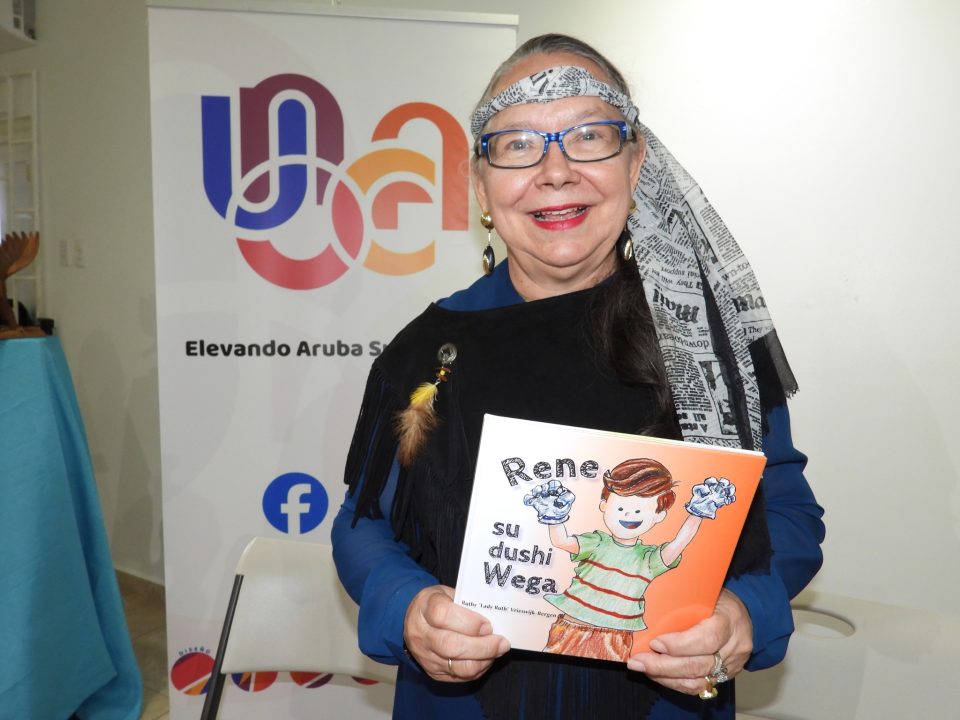 Autor Y Poeita Rutty Vrieswijk Bergen A Presenta Su Prome Buki Pa Mucha 5