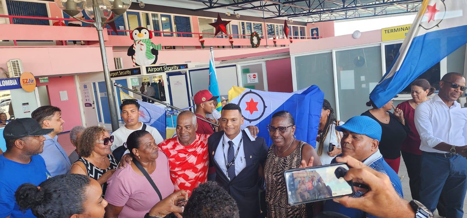 Famia Di Piloto Anfernee Emerenciana Contento Y Orguyoso Di Presencia Su Bahada Na Cabes Di American Airlines 747 Na Boneiro 4 1
