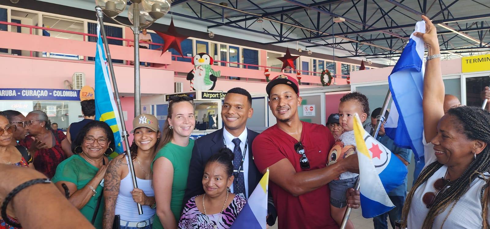 Famia Di Piloto Anfernee Emerenciana Contento Y Orguyoso Di Presencia Su Bahada Na Cabes Di American Airlines 747 Na Boneiro 5 1