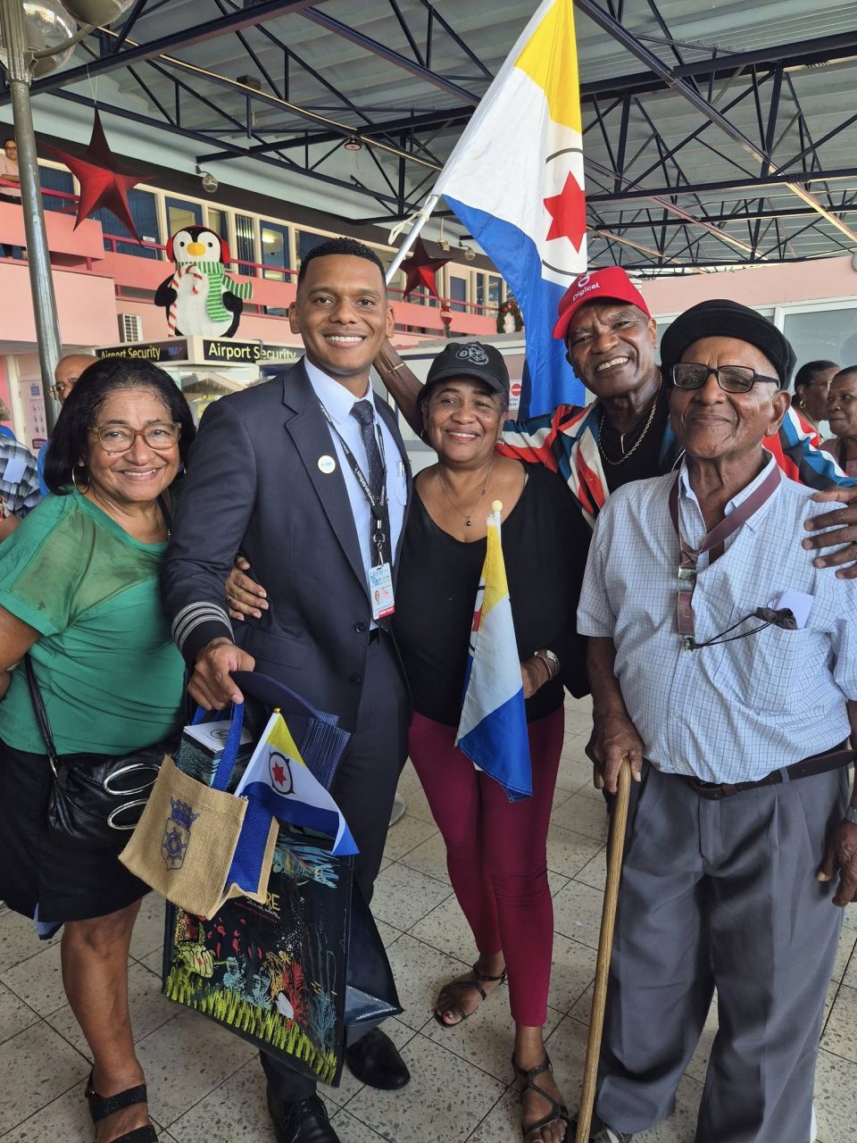 Famia Di Piloto Anfernee Emerenciana Contento Y Orguyoso Di Presencia Su Bahada Na Cabes Di American Airlines 747 Na Boneiro 8 1