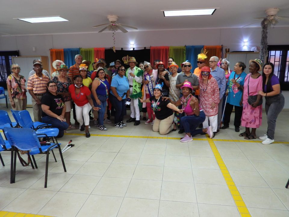 Favi A Celebra Carnaval Cu Su Miembronan Y Famia 2