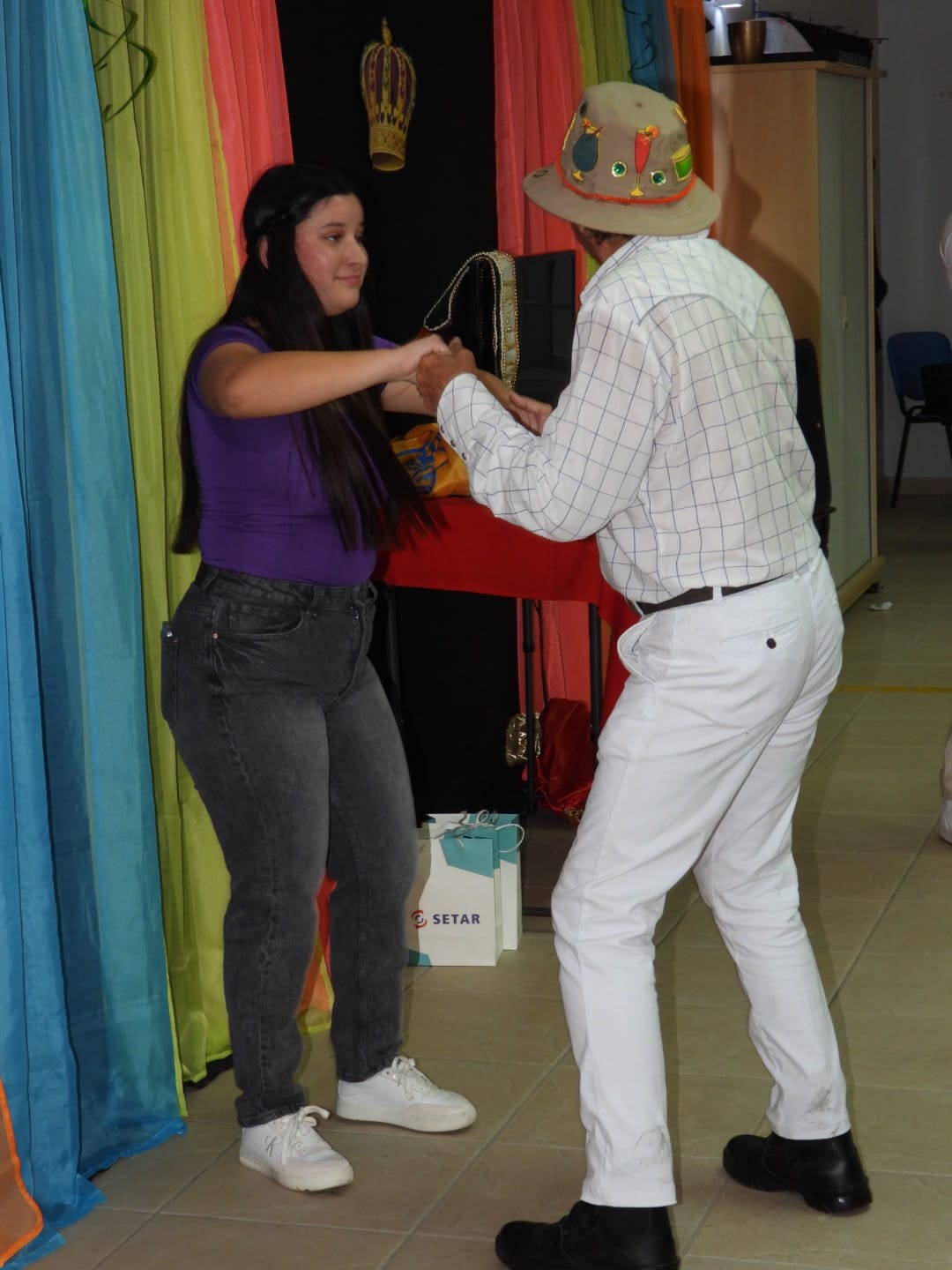 Favi A Celebra Carnaval Cu Su Miembronan Y Famia 6