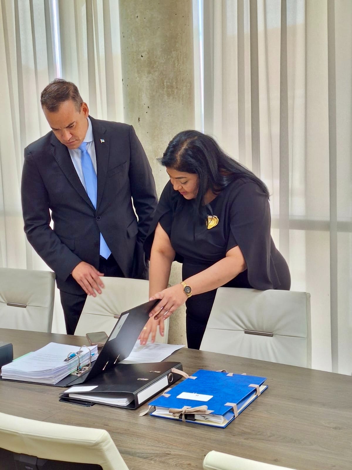Ex Minister Maduro A Haci E Traspaso Di E Cartera Di Finansa Y Cultura Na Minister Wever