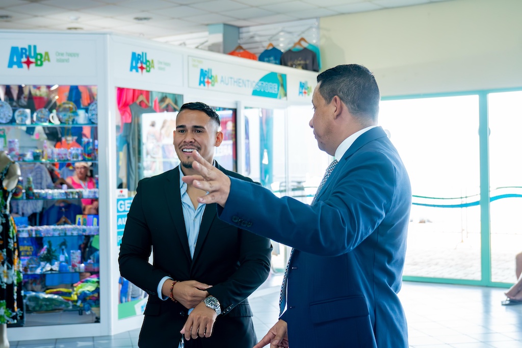 Minister Wendrick Cicilia A Bishita Aruba Ports Authority Y A Haya Presentacion Di Proyecto Visionario Di Port City 160 Apa 4