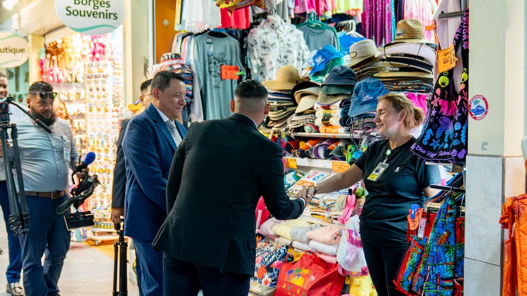 Minister Wendrick Cicilia A Bishita Aruba Ports Authority Y A Haya Presentacion Di Proyecto Visionario Di Port City 165 Apa 6