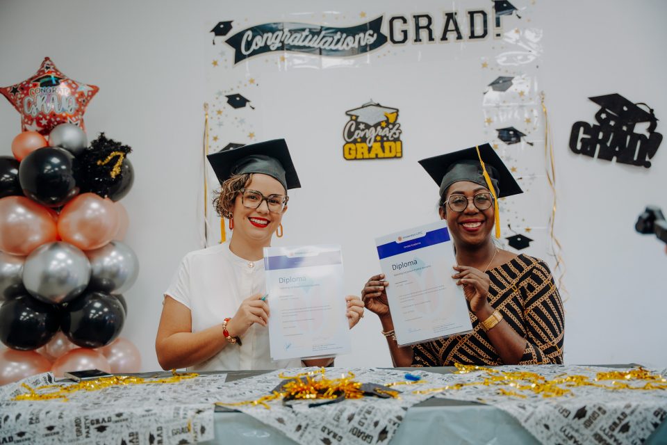 Indra Poulina Y Denise Lacle Ta Gradua Como Sedacionista 1
