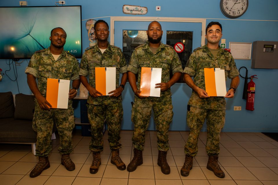 Kuater Instruktor Di Karibe Ta Risibi Pin Di Sertifikashon ‘Het Uiltje