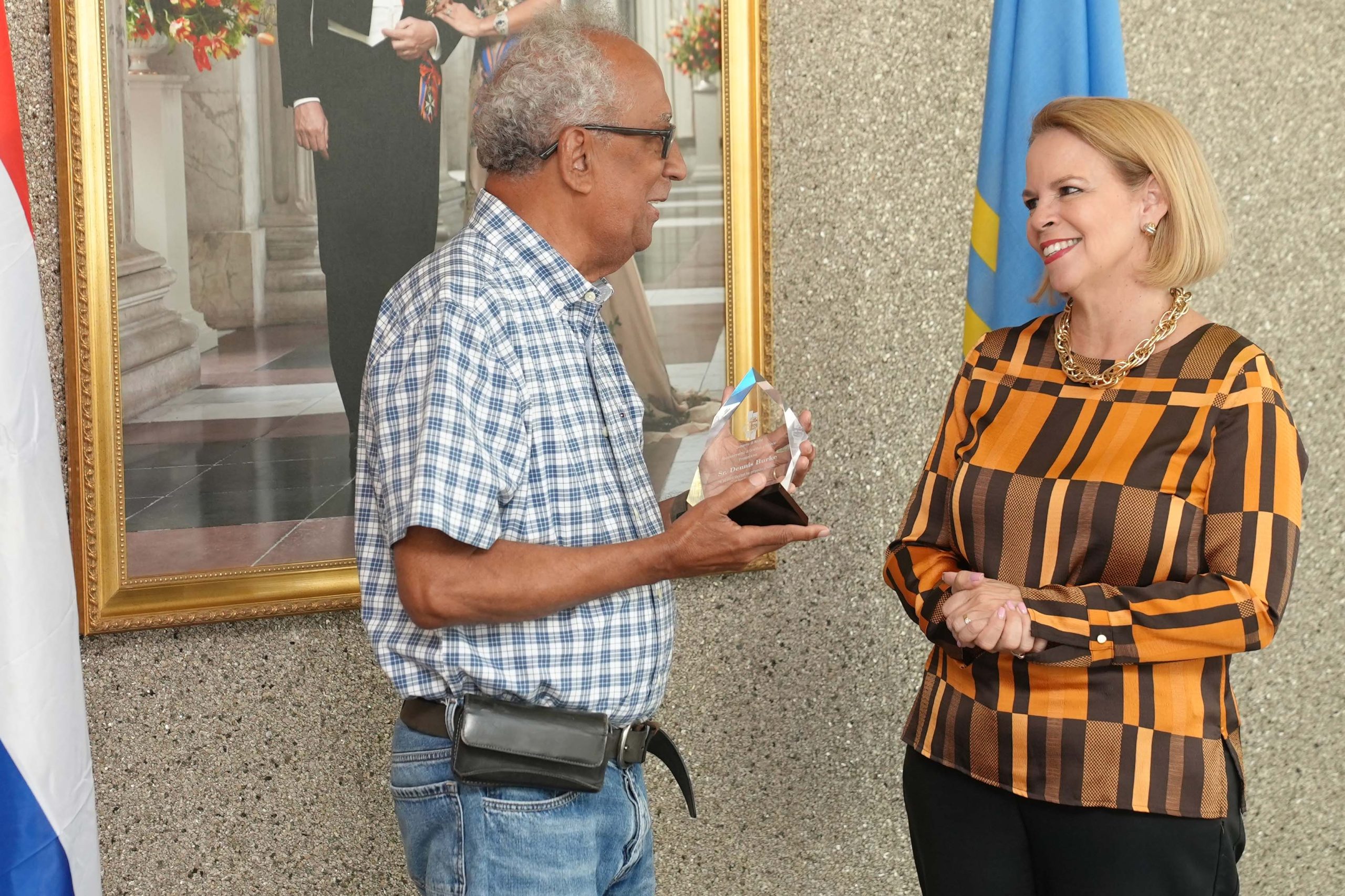 Prome Minister Den Nomber Di Gobierno Di Aruba A Duna Reconocemento Na Señor Dennis Burke 161 Mp Reconocemento Sr Dennis Burke 1 Scaled