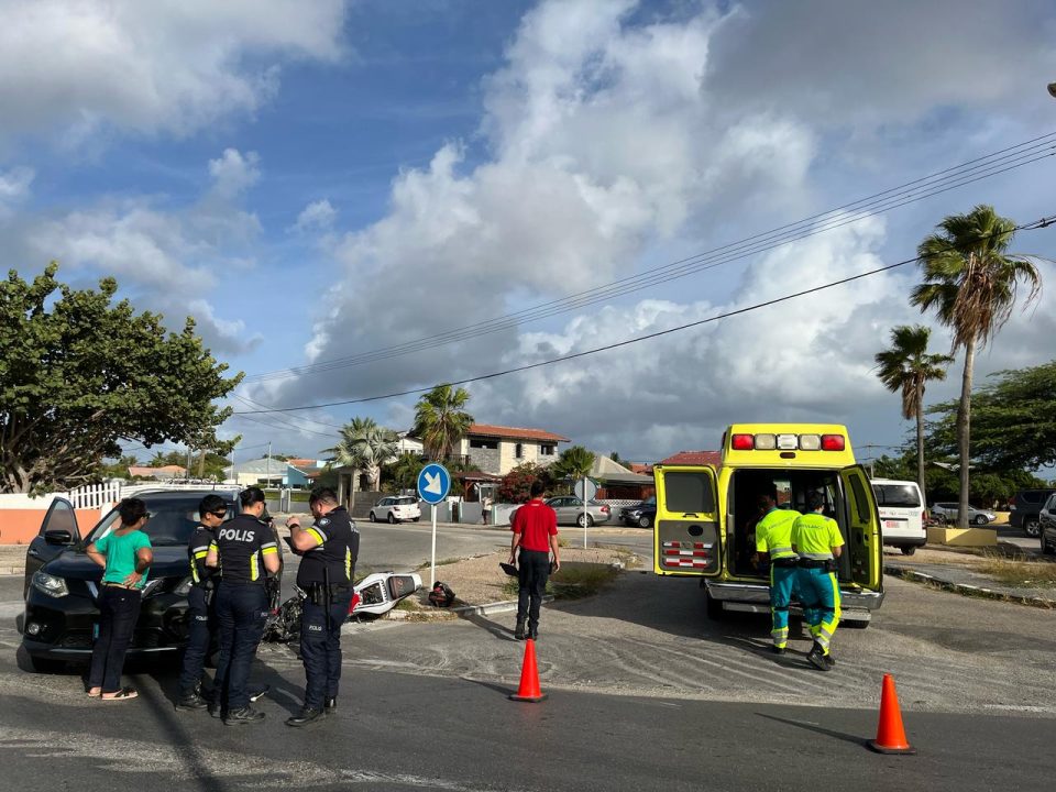 Motociclista Cu A Keda Pega Bou Auto Ta Keha Di Hopi Di Dolor