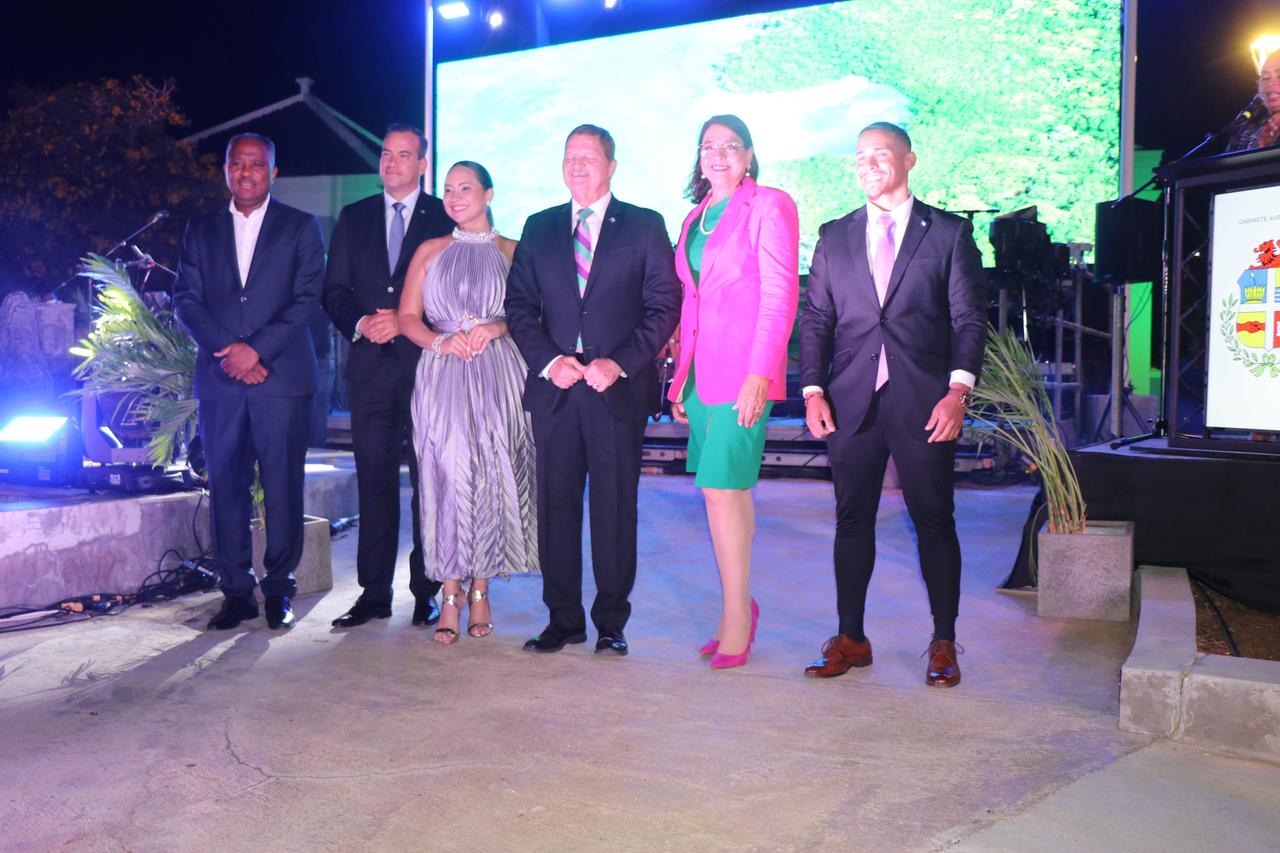 Prome Minister Mike Eman A Presenta Su Gabinete Avp Futuro
