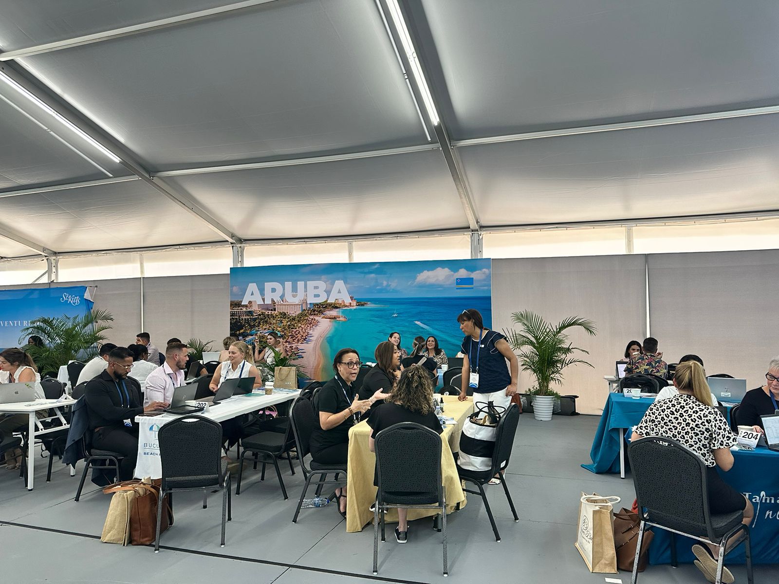 Aruba Presente Den Reunion Anual Caribbean Travel Marketplace Na Antigua Y Barbuda 3