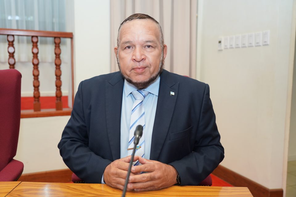 Mike Eman Ta Claba Mike De Meza Un Spada Den Lomba Na Manera Fini Y Tactico