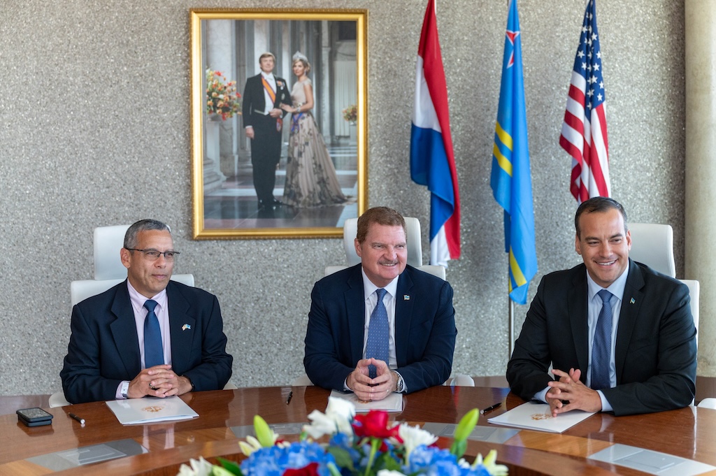 Minister President Eman Y Minister Wever Y Merca Ta Firma Mou Pa Establece Un Diplomatic Post Office Na Aruba 161 Minister President Eman Y Minister Wever Y Merca Ta Firma Mou Pa Establece Un Diplomatic Post Office Na Aruba 3