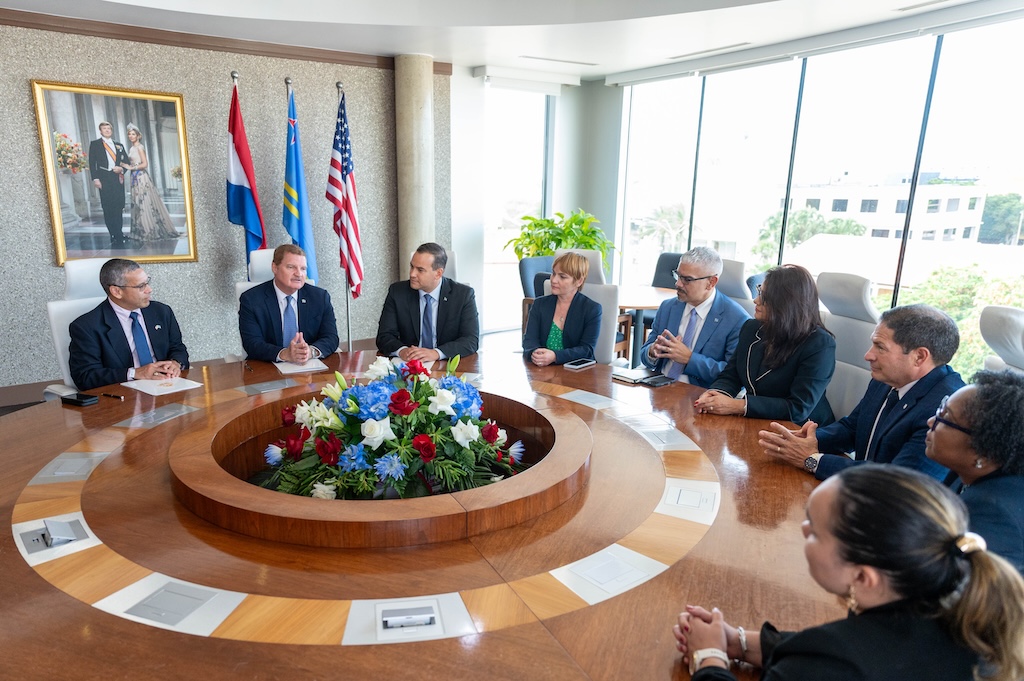Minister President Eman Y Minister Wever Y Merca Ta Firma Mou Pa Establece Un Diplomatic Post Office Na Aruba 162 Minister President Eman Y Minister Wever Y Merca Ta Firma Mou Pa Establece Un Diplomatic Post Office Na Aruba 4