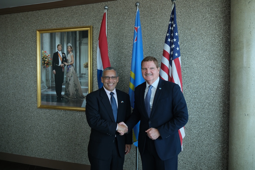 Minister President Eman Y Minister Wever Y Merca Ta Firma Mou Pa Establece Un Diplomatic Post Office Na Aruba 163 Minister President Eman Y Minister Wever Y Merca Ta Firma Mou Pa Establece Un Diplomatic Post Office Na Aruba 5