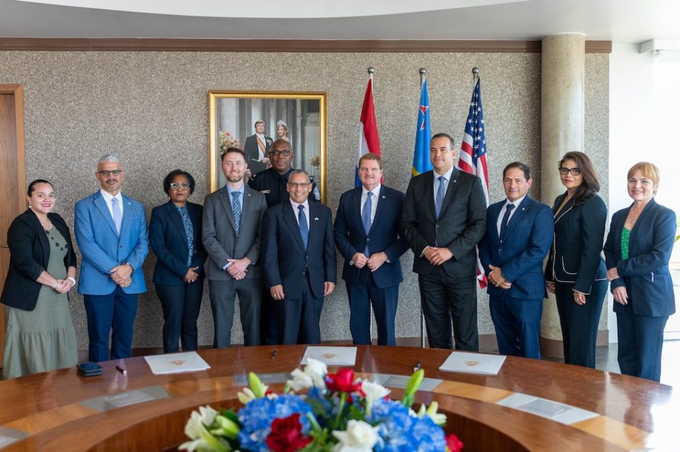 Minister President Eman Y Minister Wever Y Merca Ta Firma Mou Pa Establece Un Diplomatic Post Office Na Aruba