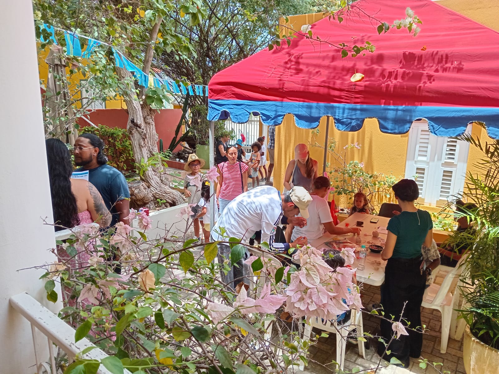 Publico A Disfruta Di Un Dia Internacional Di Museo Diferente Den Playa 4