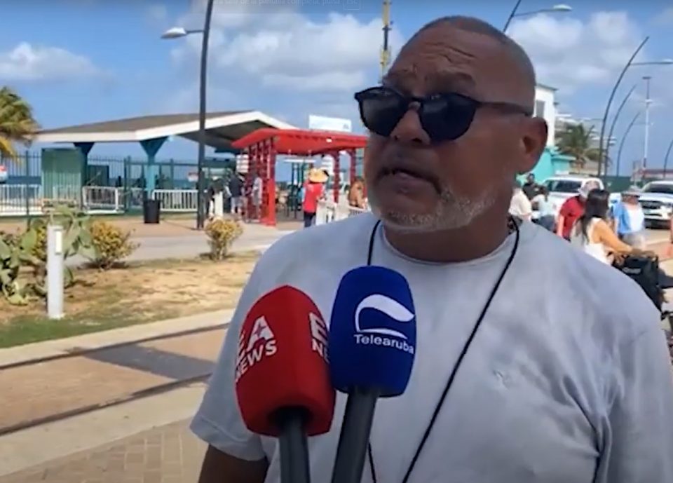 Tour Cuide Dilanti Porta Di Waf Ta Pidi Consideracion No Ta Haya Entrada Manera Cu Ta Aparenta