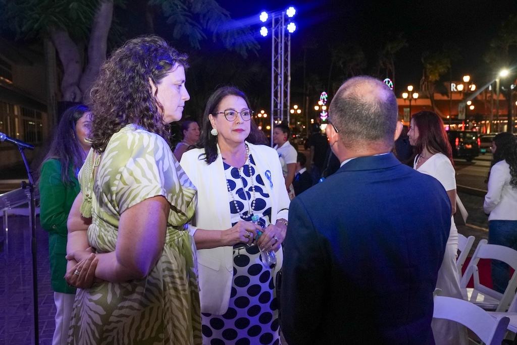 Bestuurskantoor Cu Luz Blauw Den Solidaridad Cu Refugiadonan Riba Dia Mundial Di Refugiado 2025 3