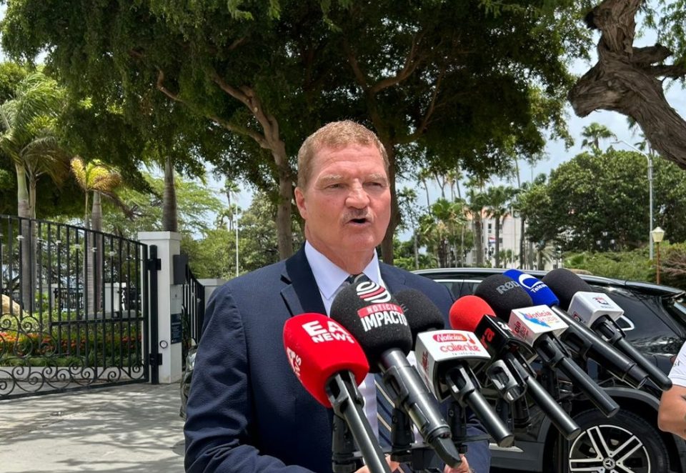 Formador Prome Minister Mike Eman
