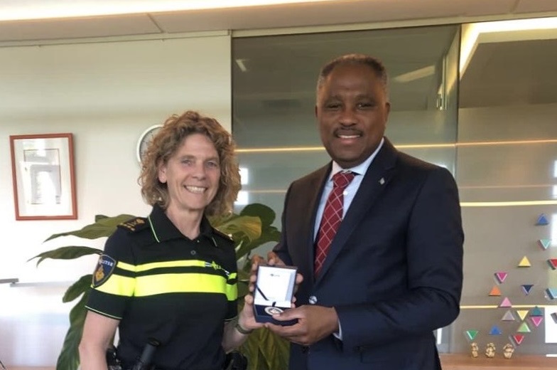 Minister Dowers A Reuni Cu Altocomisario Di Polis Nacional Di Hulanda