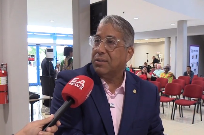 Parlamentario Gino Goeloe.3