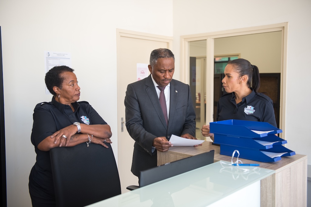 Minister Di Husticia Arthur Dowers A Haci Bishita Na Departamento Di Inmigracion 162 Minjus Iasa 004