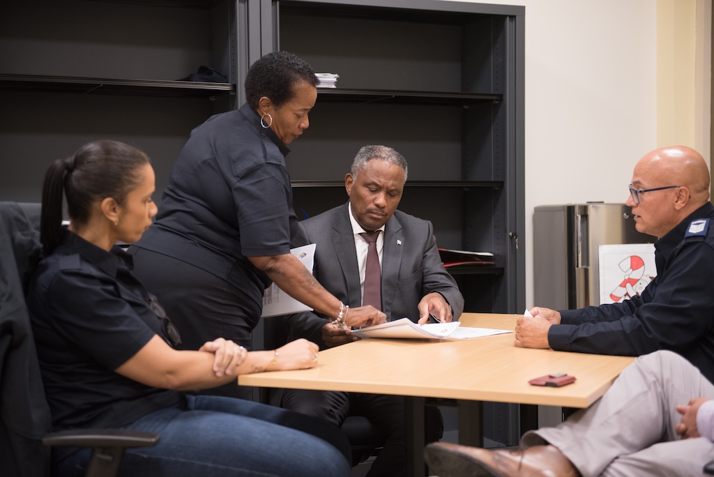 Minister Di Husticia Arthur Dowers A Haci Bishita Na Departamento Di Inmigracion 161 Minjus Iasa 006