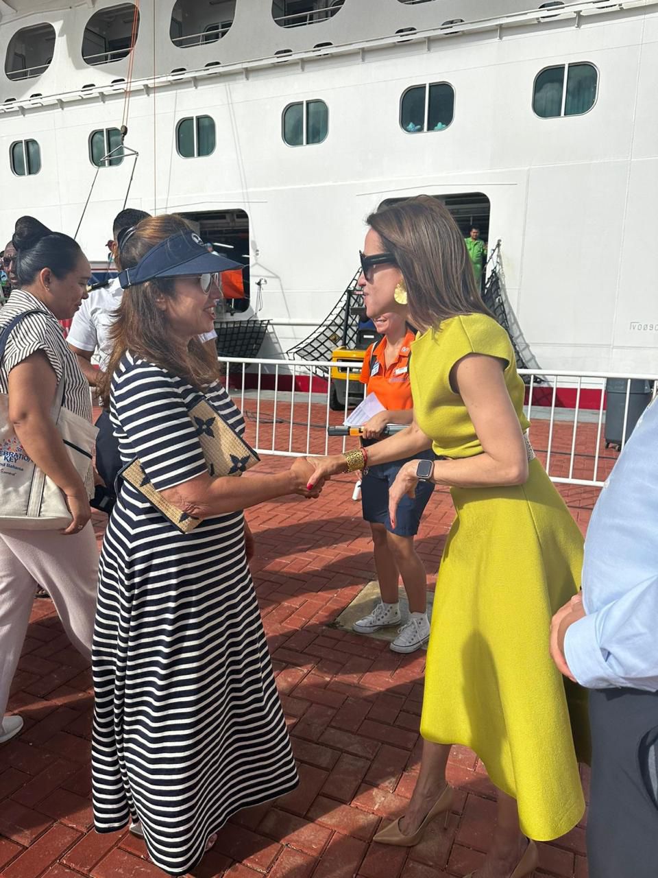 Presidente Di Carnival Cruise Line Christine Duffy Ta Bishita Aruba Riba Carnival Vista 3
