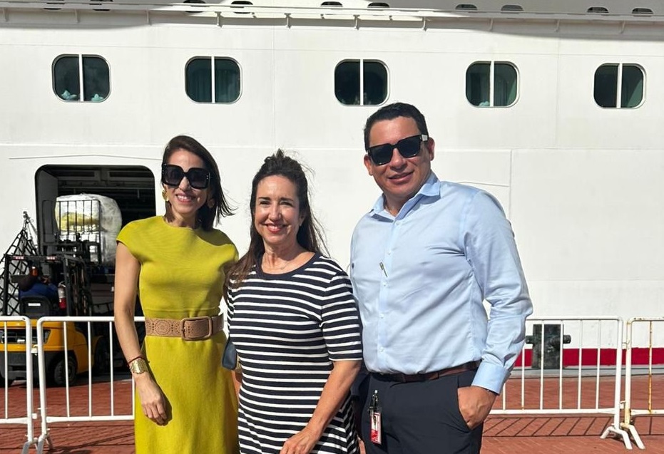 Presidente Di Carnival Cruise Line Christine Duffy Ta Bishita Aruba Riba Carnival Vista